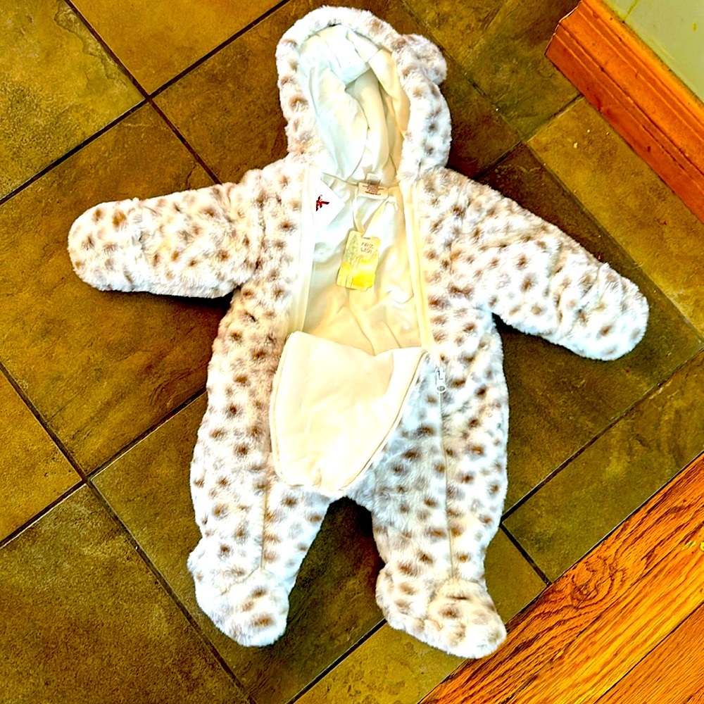 First wish snow suit, 0-3 months(runs large) free book Aden & Anais blanket